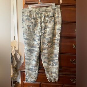 Gap large camouflage pants